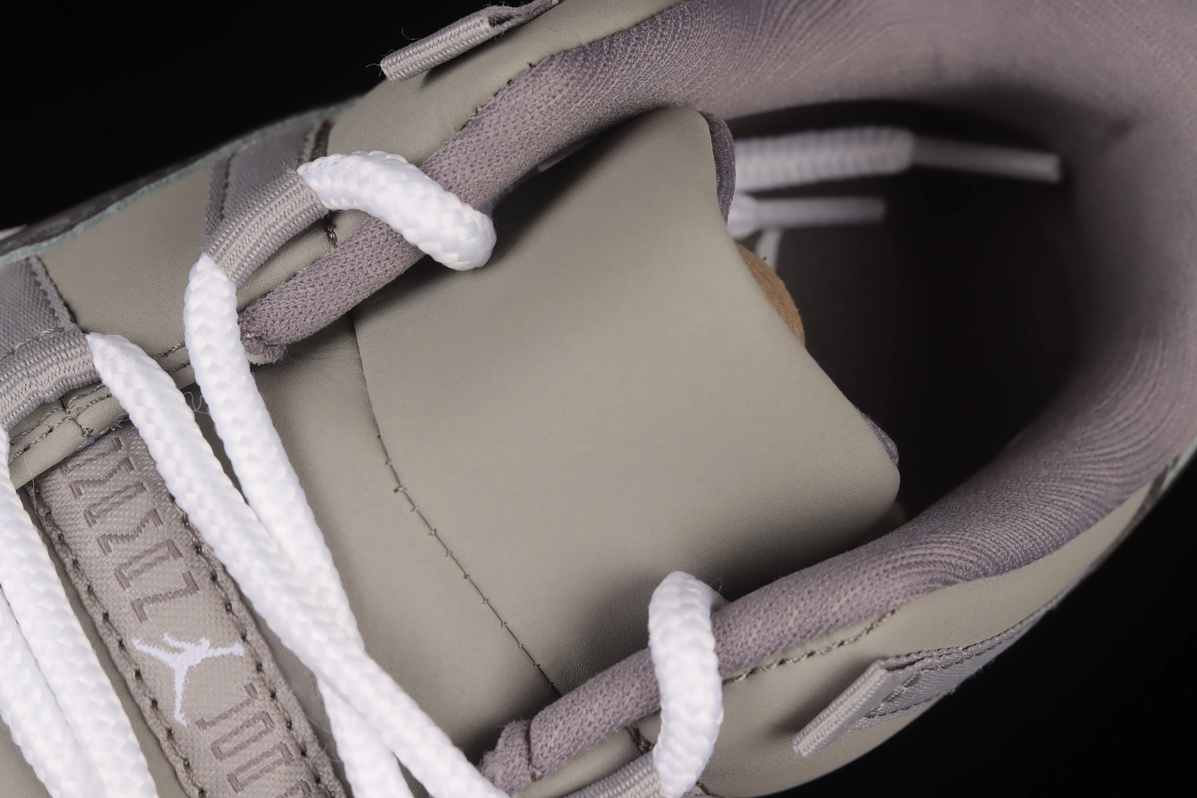 All categories Air Jordan Jordan series basketball shoes Air Jordan 11 #ZG version Air Jordan 11 Low Bred AJ11 Joe 11 new cool gray first layer genuine carbon low-top basketball shoes 528896-003